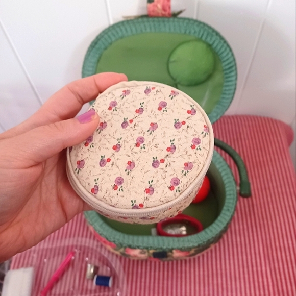 Vintage Sewing Box With Notions - Picture 5 of 14